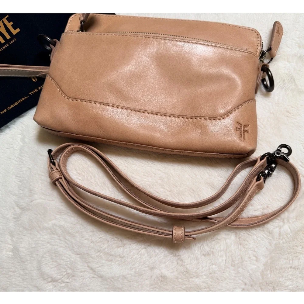 Frye Melissa Leather Crossbody Wristlet Clutch Tan Beige Bag with Dust Bag - Picture 2 of 9